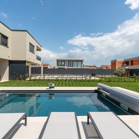 Jelena With Private Pool فيلة Kaštelir
